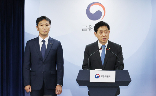 김주현 금융위원장(오른쪽)과 이복현 금융감독원장. 연합뉴스